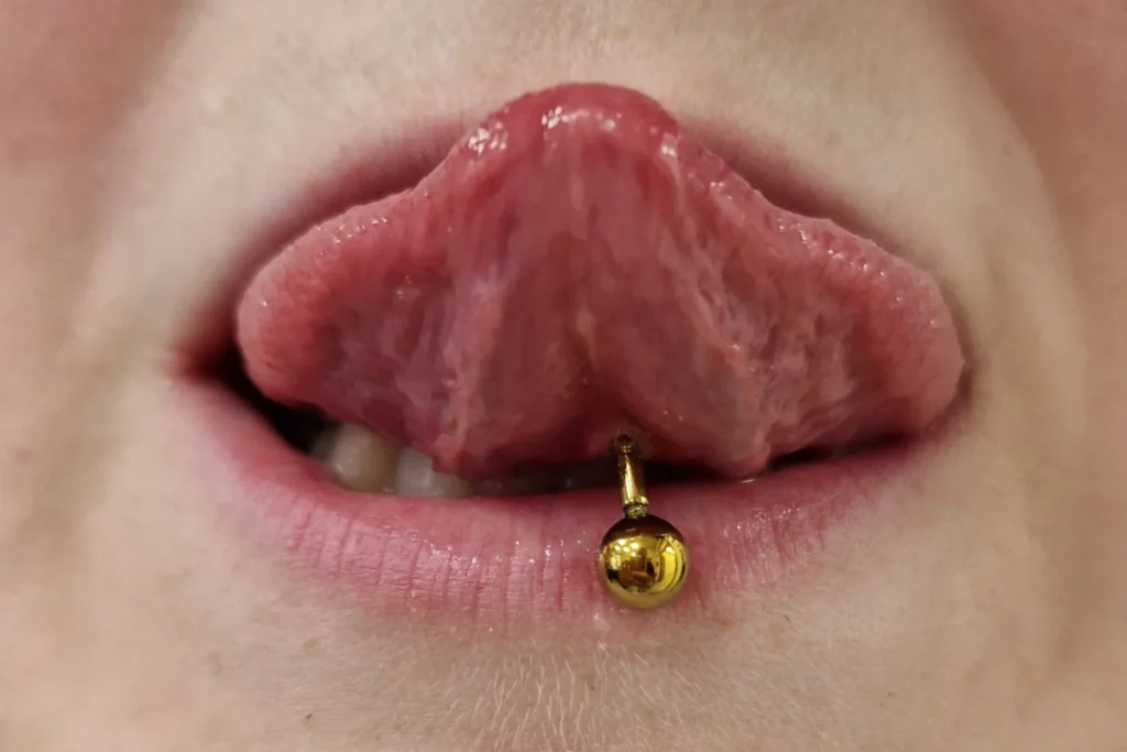 Moc dlouhý piercingy v jazyku