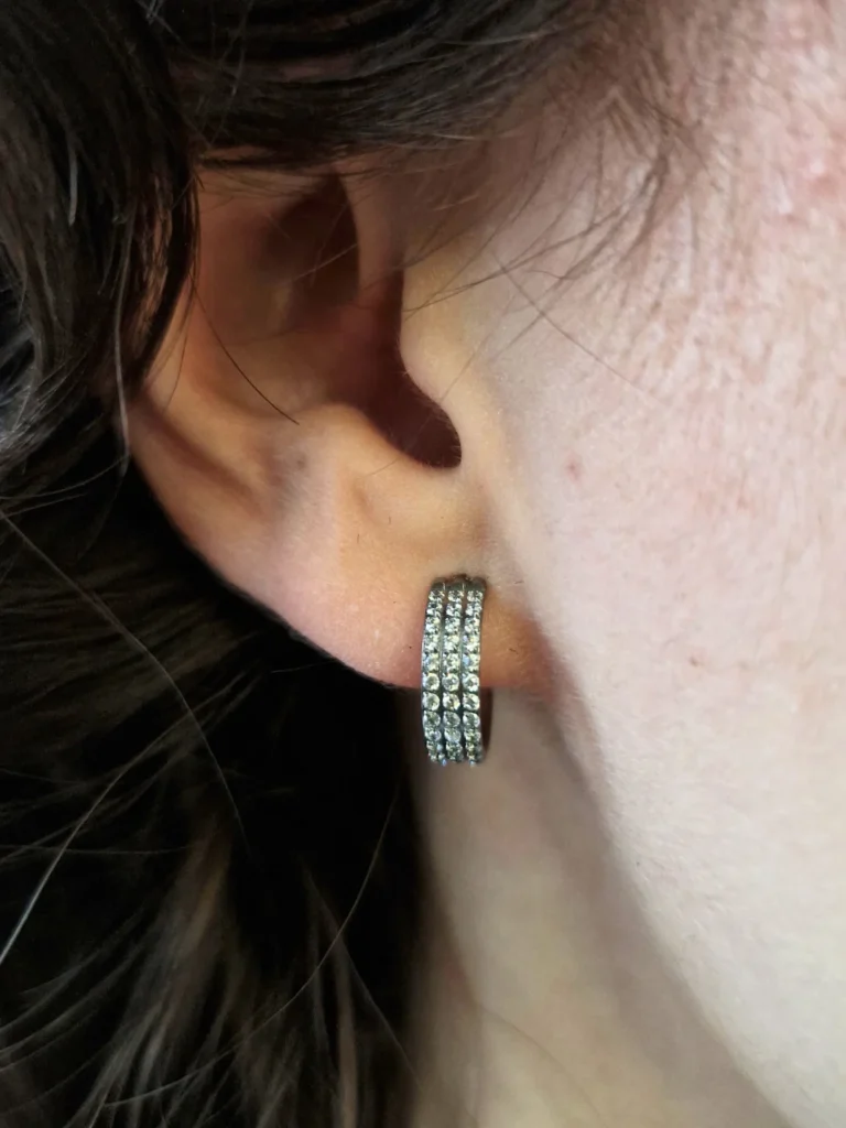 Piercing do ucha s kroužkem