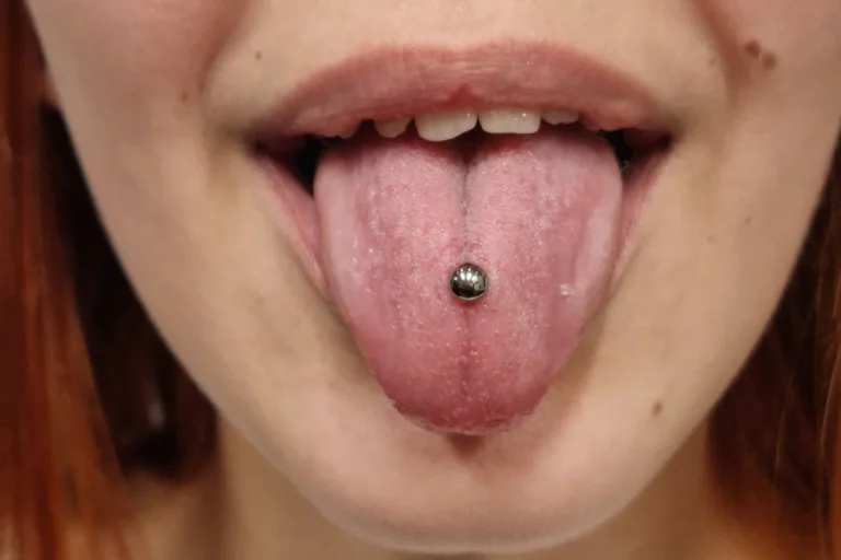 Piercing v jazyku - aplikovaný v piercerském studiu CryptoCrew