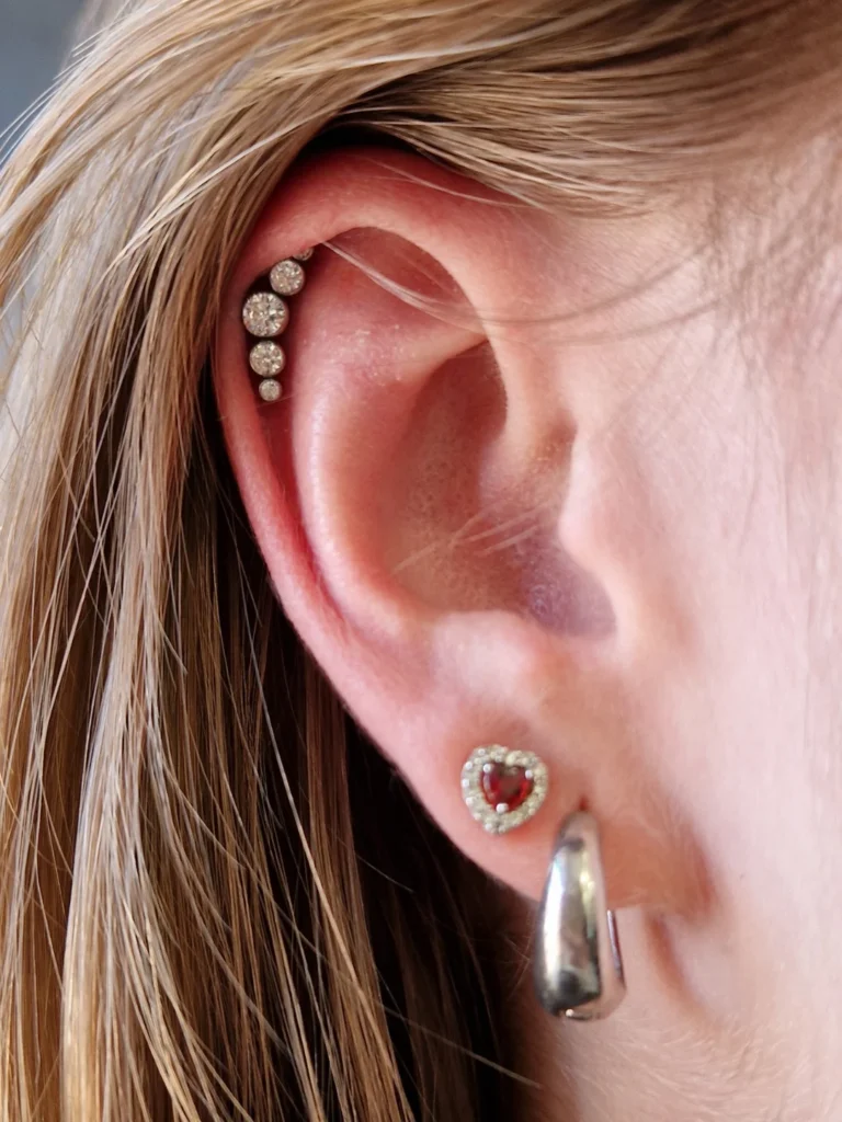 Piercing v uchu, helix s konturovým piercingem