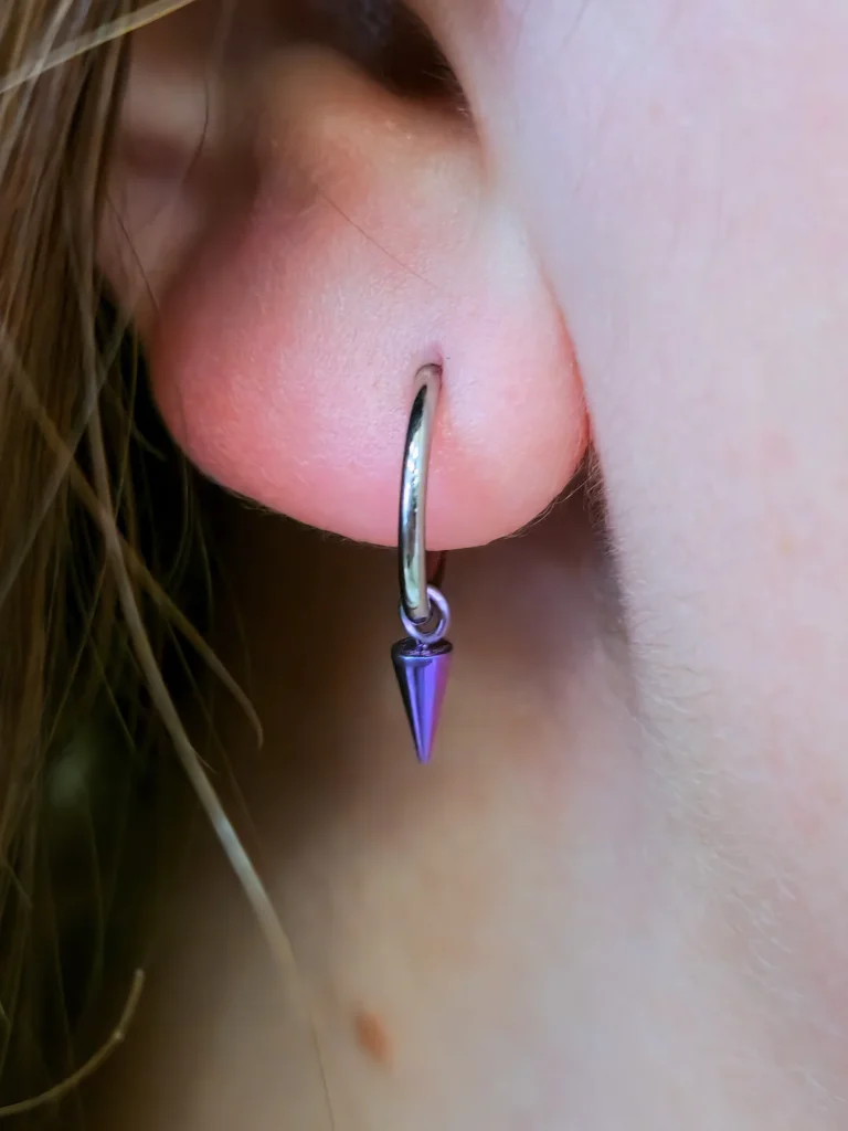 Piercing v uchu, hrot s kroužkem