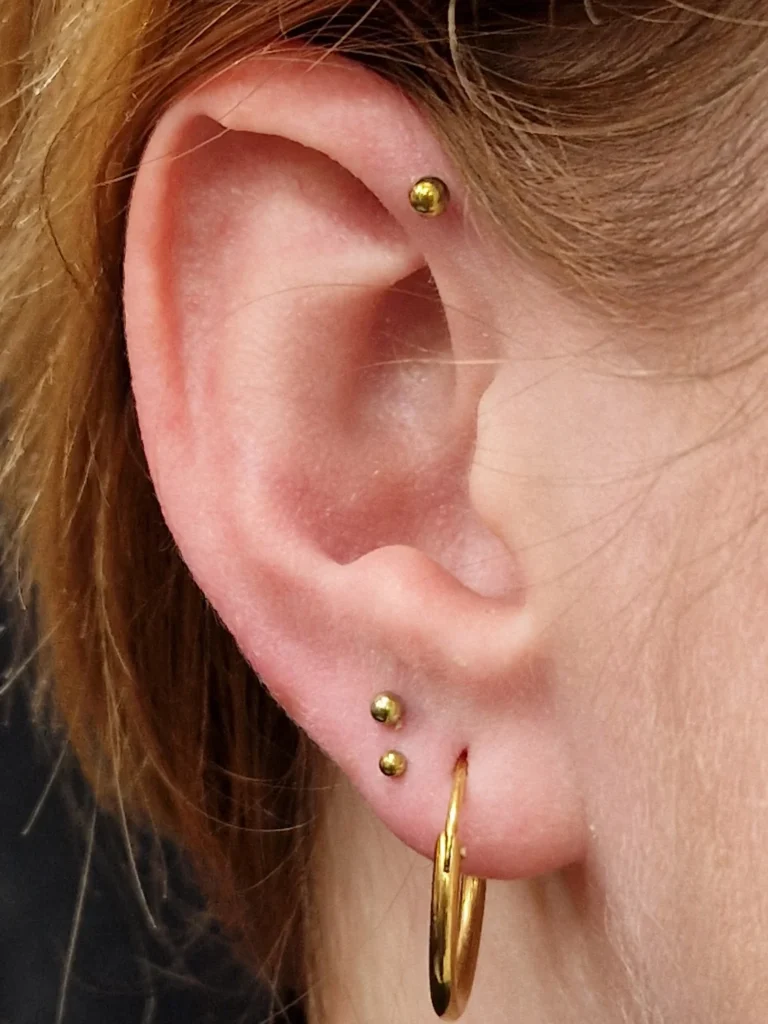 Piercingy v uchu, forward helix a upper lobe