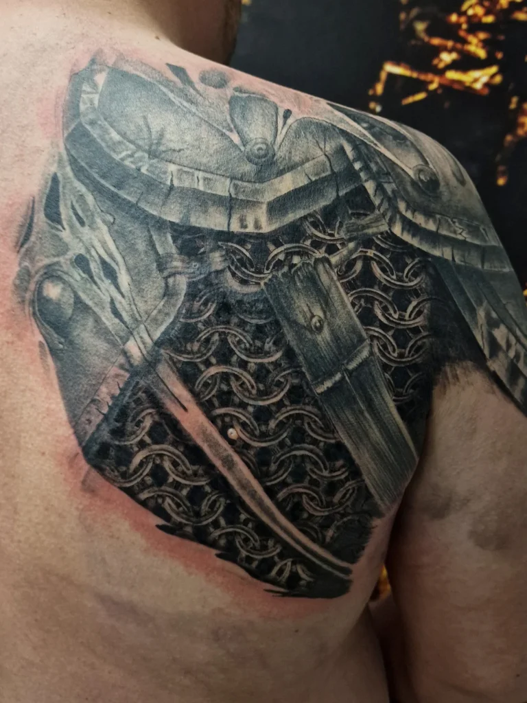 Tetování na lopatku, kroužková zbroj, středověk, bitva