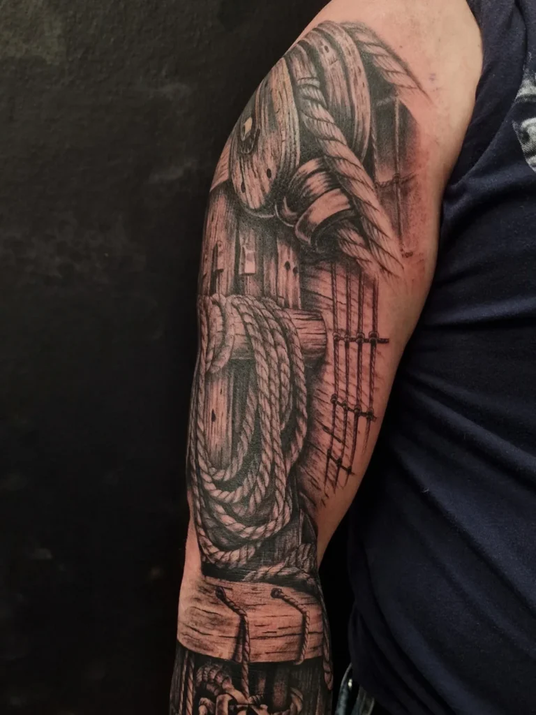 Tetování na ruku, lano, kladka. Námořní motiv