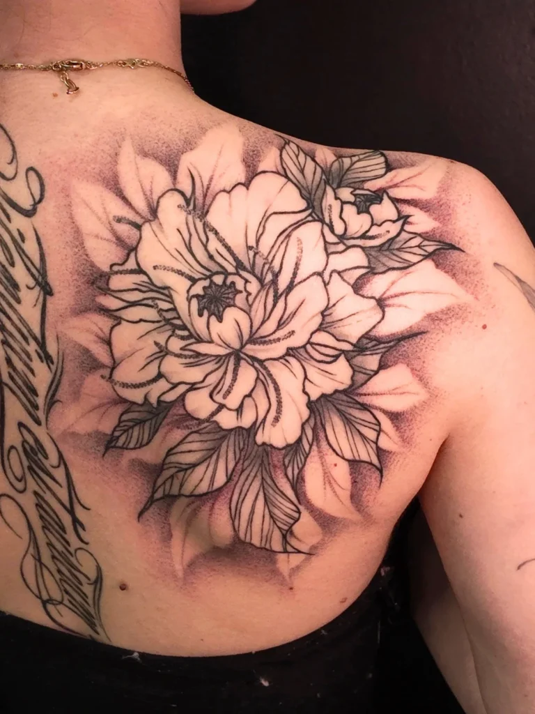 tetování na lopatku, lotos, květinový vzor - motiv